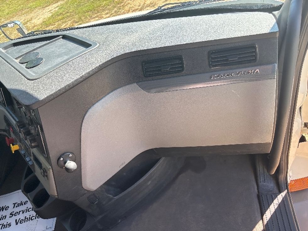 Sleeper Tractor-Heavy Duty Tractors-Freightliner-2021-T11664ST-Fredericksburg-VA-394,778\n\t\tmiles-$ 75,500 - Image 14