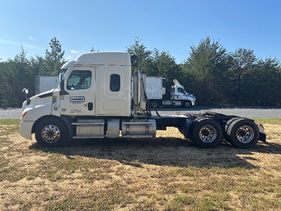Sleeper Tractor-Heavy Duty Tractors-Freightliner-2021-T11664ST-Fredericksburg-VA-394,778\n\t\tmiles-$ 75,500 - Image 4