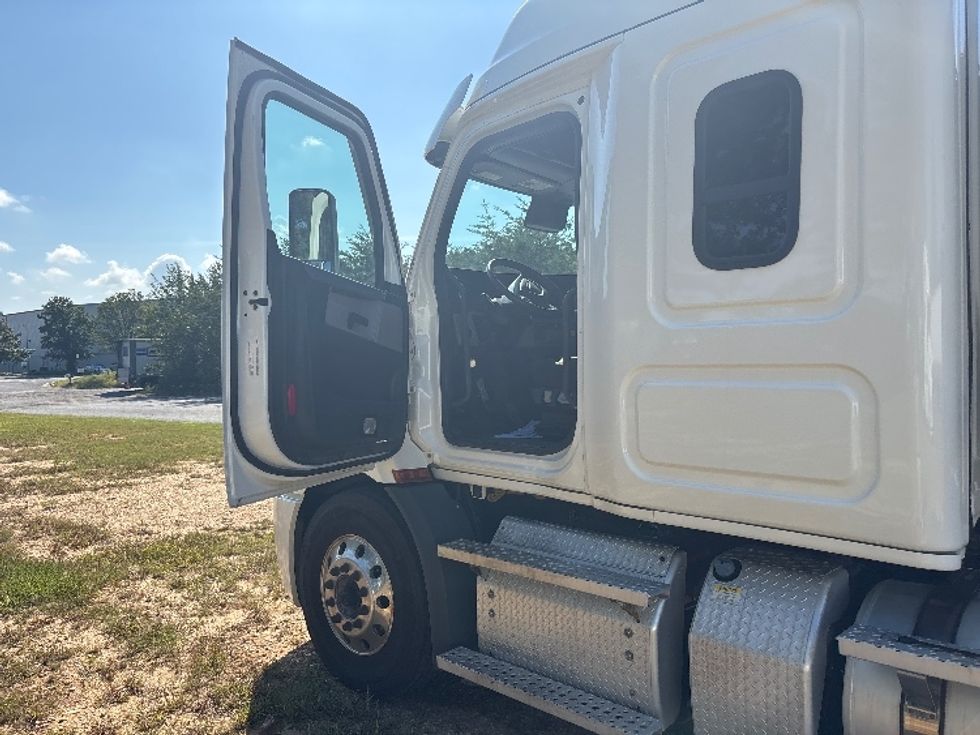 Sleeper Tractor-Heavy Duty Tractors-Freightliner-2021-T11664ST-Fredericksburg-VA-394,778\n\t\tmiles-$ 75,500 - Image 9
