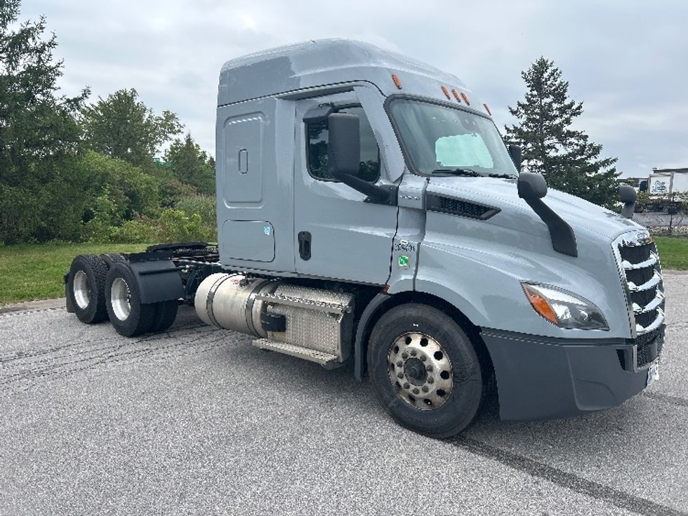 Sleeper Tractor-Heavy Duty Tractors-Freightliner-2021-T11664ST-Fredonia-NY-552,369\n\t\tmiles-$ 59,250 - Image 1