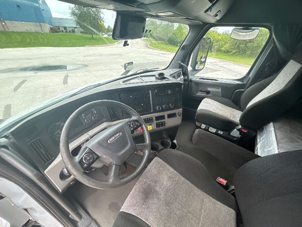 Sleeper Tractor-Heavy Duty Tractors-Freightliner-2021-T11664ST-Fredonia-NY-552,369\n\t\tmiles-$ 59,250 - Image 10