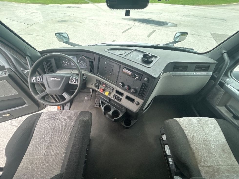 Sleeper Tractor-Heavy Duty Tractors-Freightliner-2021-T11664ST-Fredonia-NY-552,369\n\t\tmiles-$ 59,250 - Image 12
