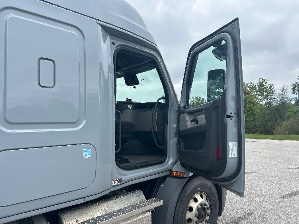 Sleeper Tractor-Heavy Duty Tractors-Freightliner-2021-T11664ST-Fredonia-NY-552,369\n\t\tmiles-$ 59,250 - Image 13