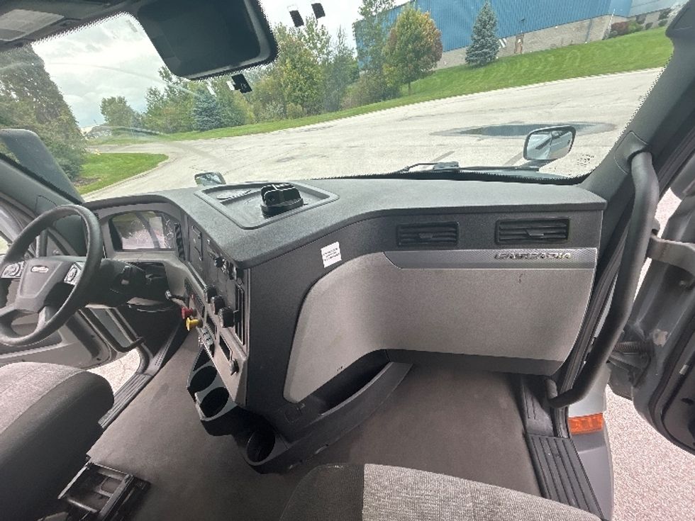 Sleeper Tractor-Heavy Duty Tractors-Freightliner-2021-T11664ST-Fredonia-NY-552,369\n\t\tmiles-$ 59,250 - Image 14