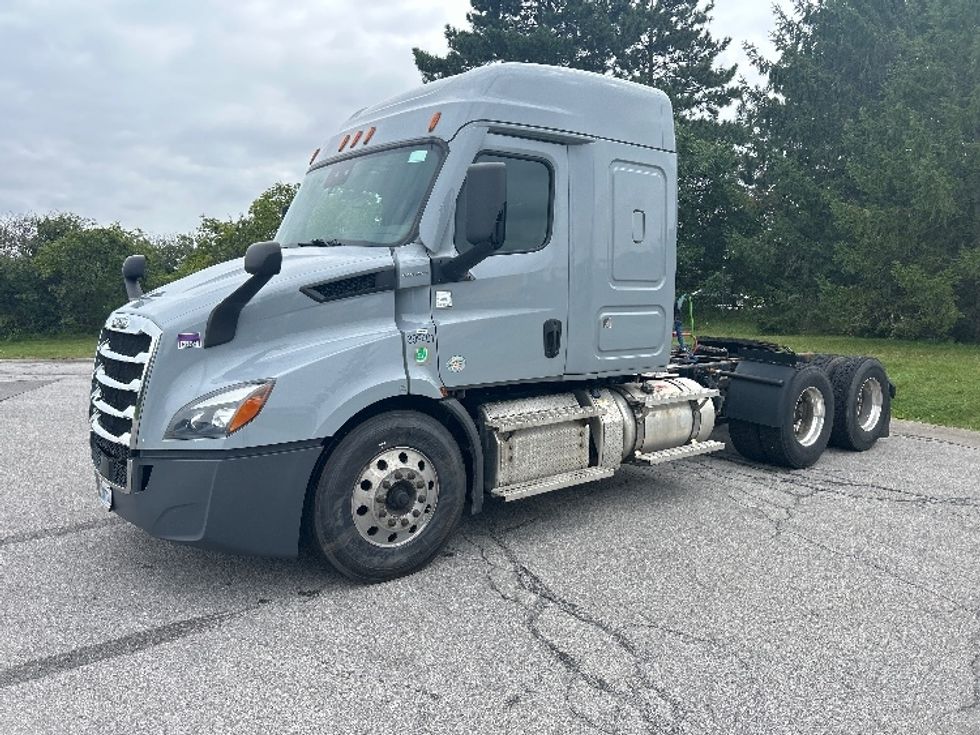 Sleeper Tractor-Heavy Duty Tractors-Freightliner-2021-T11664ST-Fredonia-NY-552,369\n\t\tmiles-$ 59,250 - Image 3