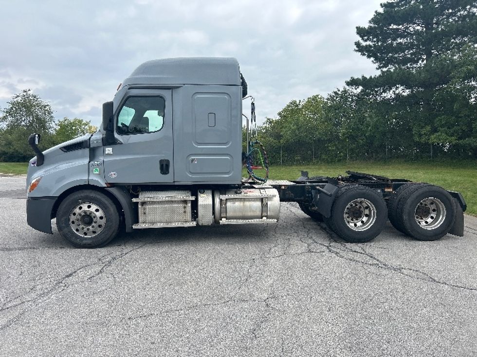 Sleeper Tractor-Heavy Duty Tractors-Freightliner-2021-T11664ST-Fredonia-NY-552,369\n\t\tmiles-$ 59,250 - Image 4