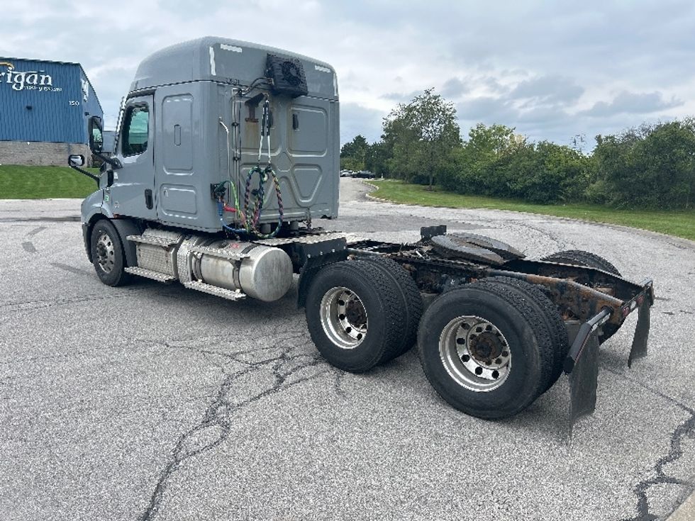 Sleeper Tractor-Heavy Duty Tractors-Freightliner-2021-T11664ST-Fredonia-NY-552,369\n\t\tmiles-$ 59,250 - Image 5