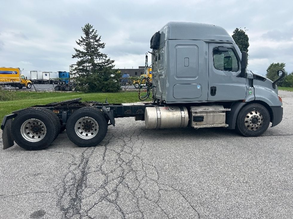 Sleeper Tractor-Heavy Duty Tractors-Freightliner-2021-T11664ST-Fredonia-NY-552,369\n\t\tmiles-$ 59,250 - Image 8