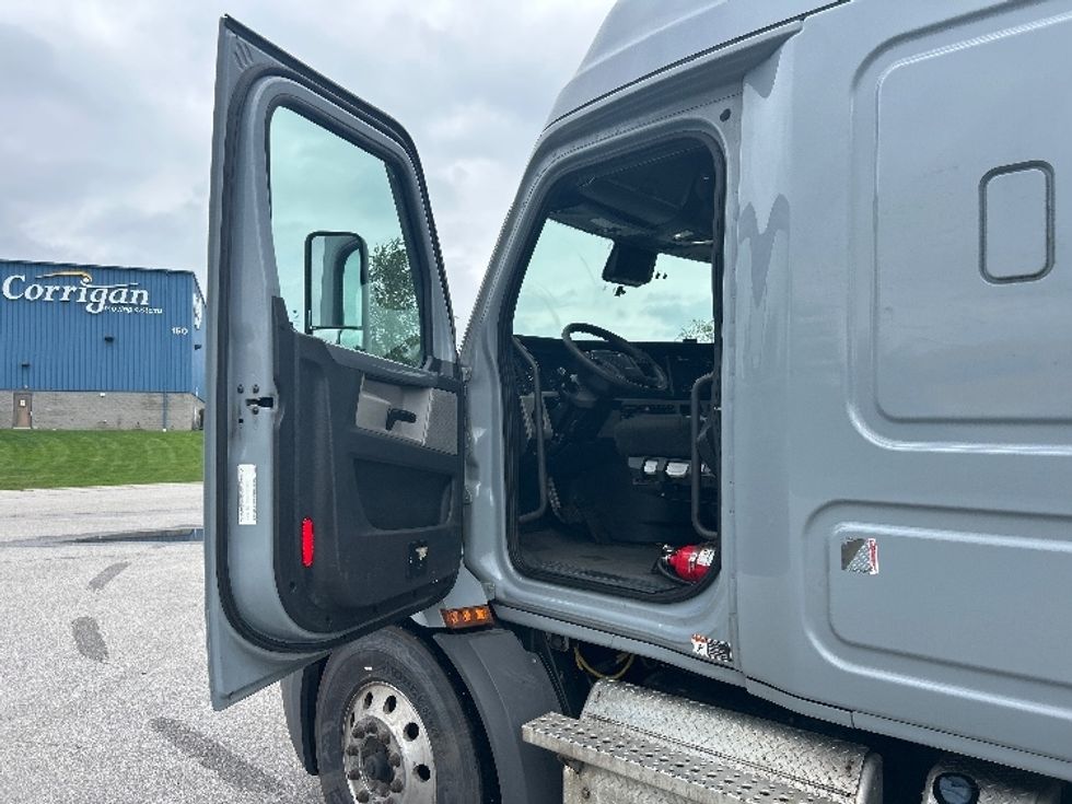 Sleeper Tractor-Heavy Duty Tractors-Freightliner-2021-T11664ST-Fredonia-NY-552,369\n\t\tmiles-$ 59,250 - Image 9