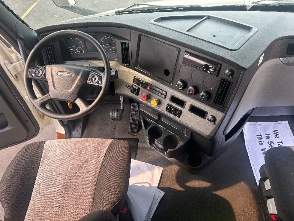 Sleeper Tractor-Heavy Duty Tractors-Freightliner-2021-T11664ST-Lansing-MI-549,221\n\t\tmiles-$ 55,750 - Image 12