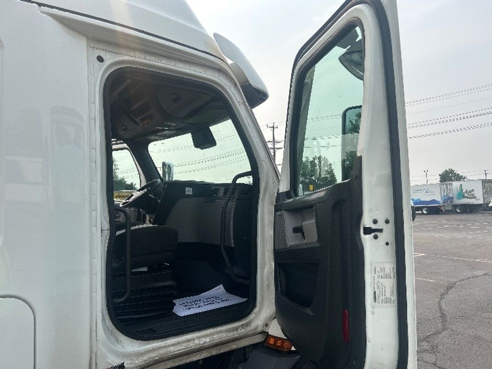 Sleeper Tractor-Heavy Duty Tractors-Freightliner-2021-T11664ST-Lansing-MI-549,221\n\t\tmiles-$ 55,750 - Image 13