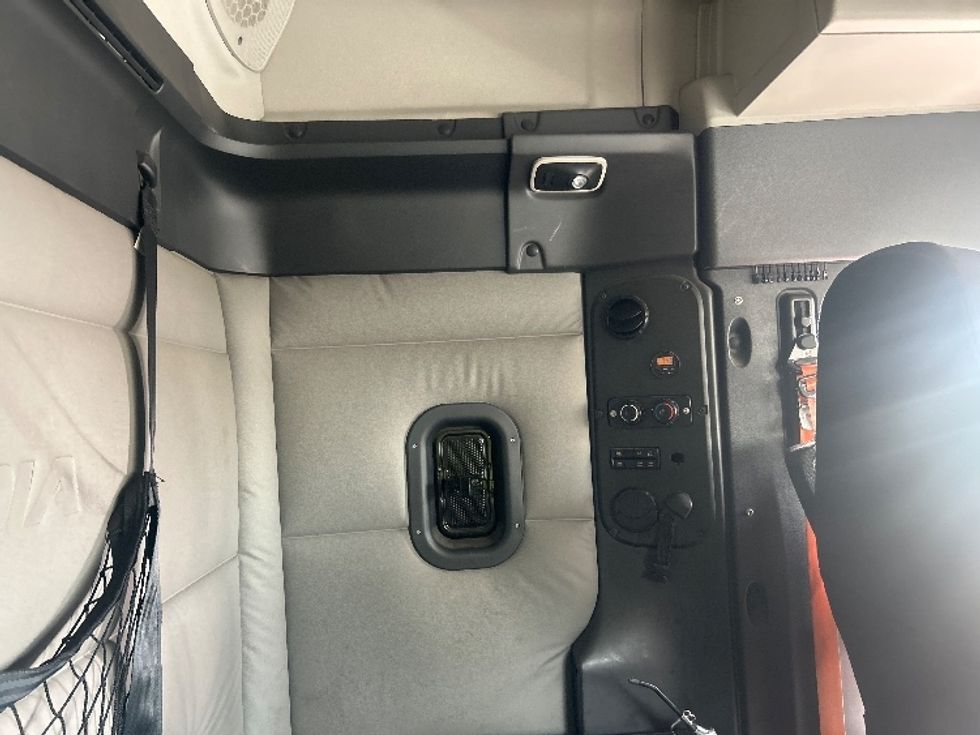 Sleeper Tractor-Heavy Duty Tractors-Freightliner-2021-T11664ST-Lansing-MI-549,221\n\t\tmiles-$ 55,750 - Image 18