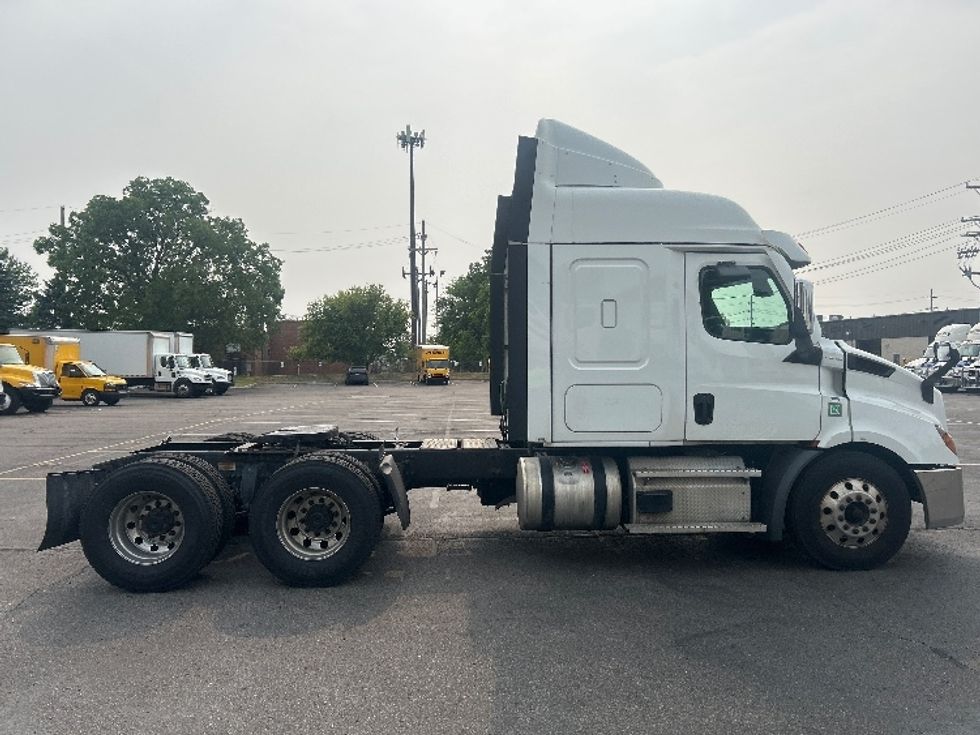 Sleeper Tractor-Heavy Duty Tractors-Freightliner-2021-T11664ST-Lansing-MI-549,221\n\t\tmiles-$ 55,750 - Image 8