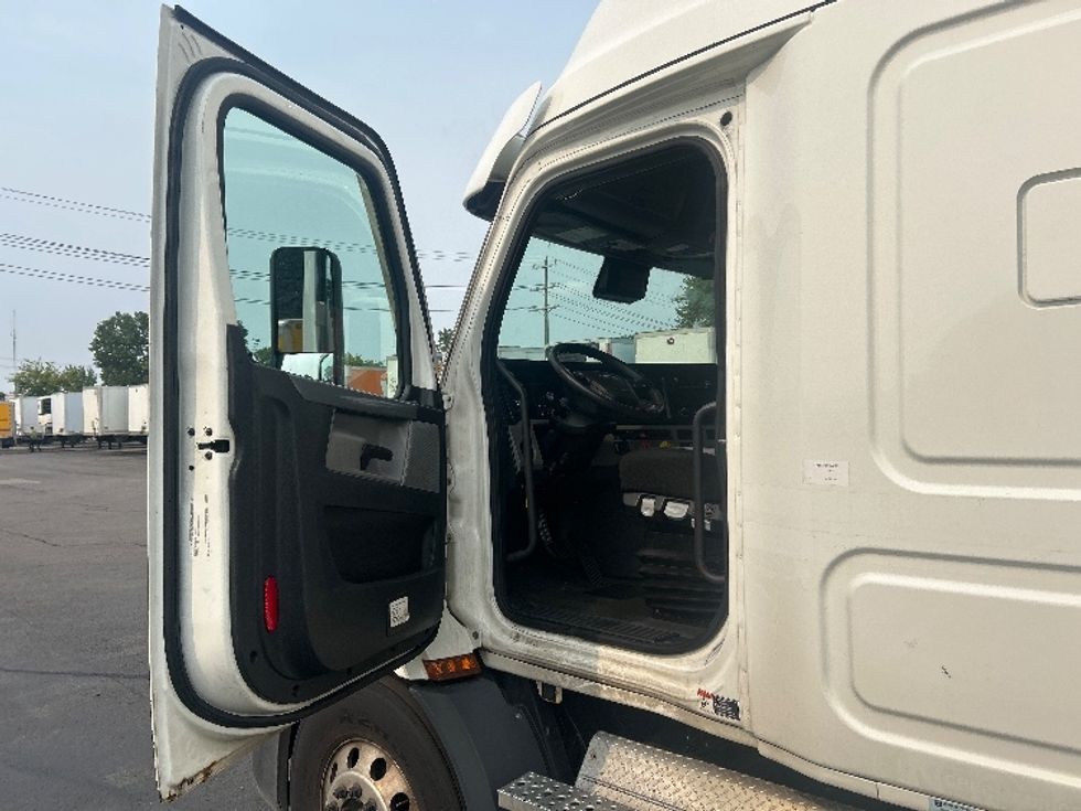 Sleeper Tractor-Heavy Duty Tractors-Freightliner-2021-T11664ST-Lansing-MI-549,221\n\t\tmiles-$ 55,750 - Image 9