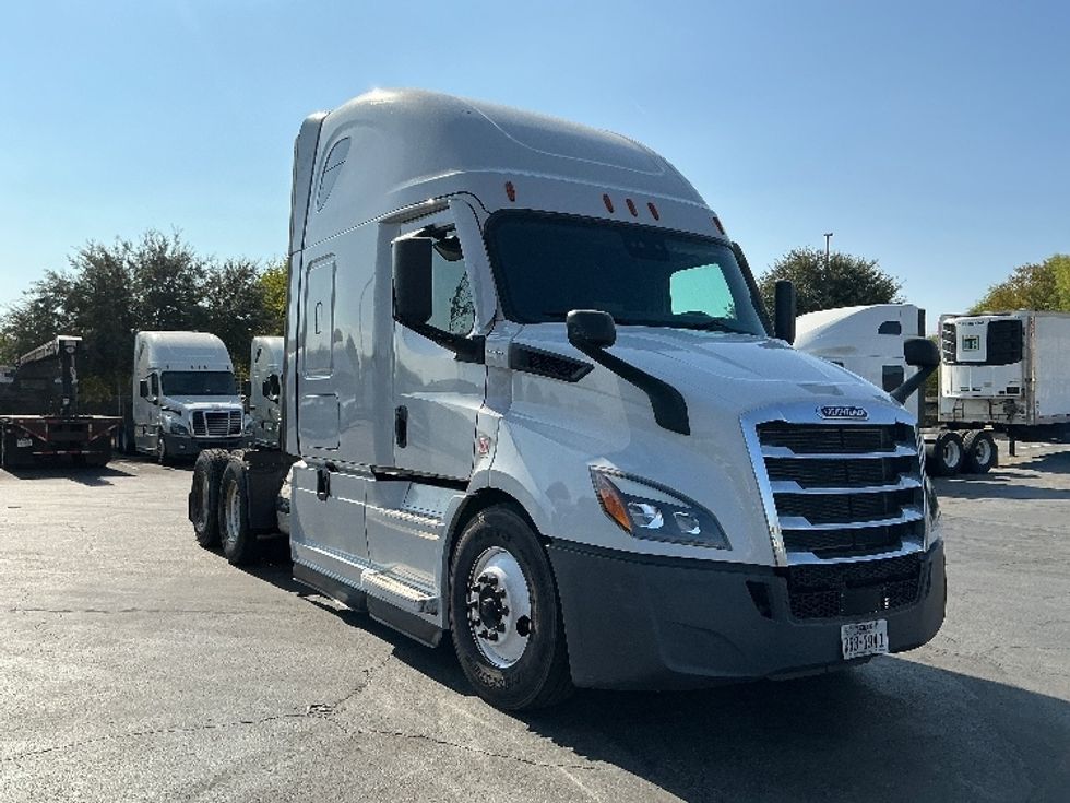 Sleeper Tractor-Heavy Duty Tractors-Freightliner-2021-T11664ST-San Antonio-TX-312,999\n\t\tmiles-$ 79,750 - Image 1