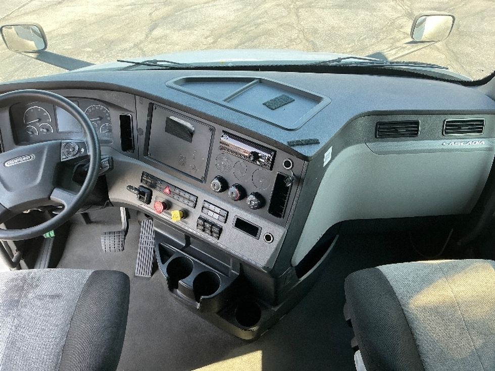 Sleeper Tractor-Heavy Duty Tractors-Freightliner-2021-T11664ST-San Antonio-TX-312,999\n\t\tmiles-$ 79,750 - Image 12