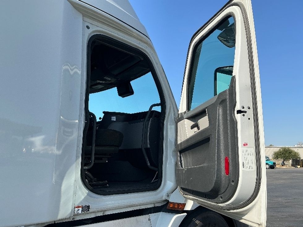 Sleeper Tractor-Heavy Duty Tractors-Freightliner-2021-T11664ST-San Antonio-TX-312,999\n\t\tmiles-$ 79,750 - Image 13