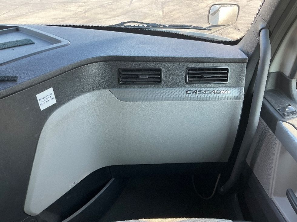 Sleeper Tractor-Heavy Duty Tractors-Freightliner-2021-T11664ST-San Antonio-TX-312,999\n\t\tmiles-$ 79,750 - Image 14
