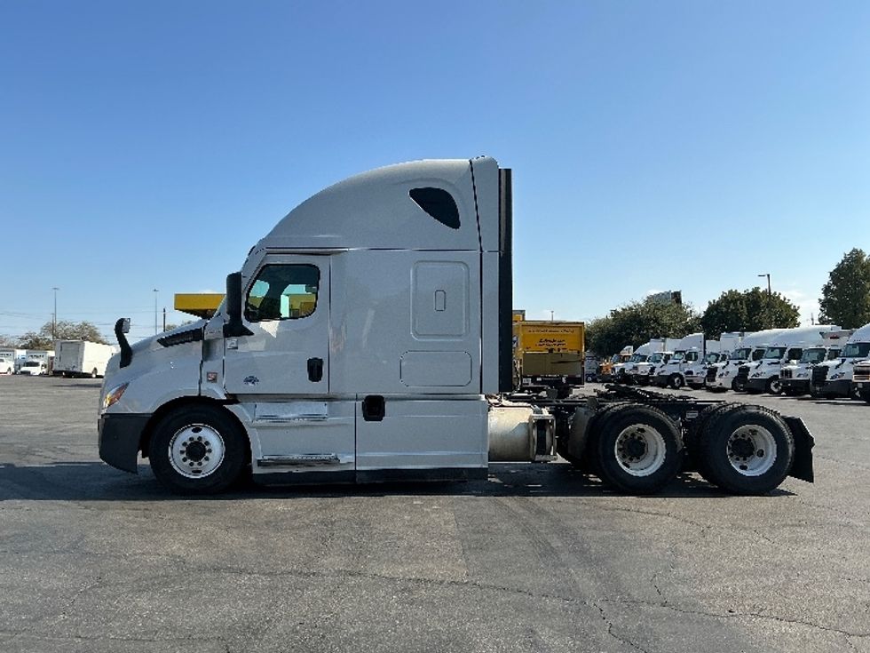 Sleeper Tractor-Heavy Duty Tractors-Freightliner-2021-T11664ST-San Antonio-TX-312,999\n\t\tmiles-$ 79,750 - Image 4