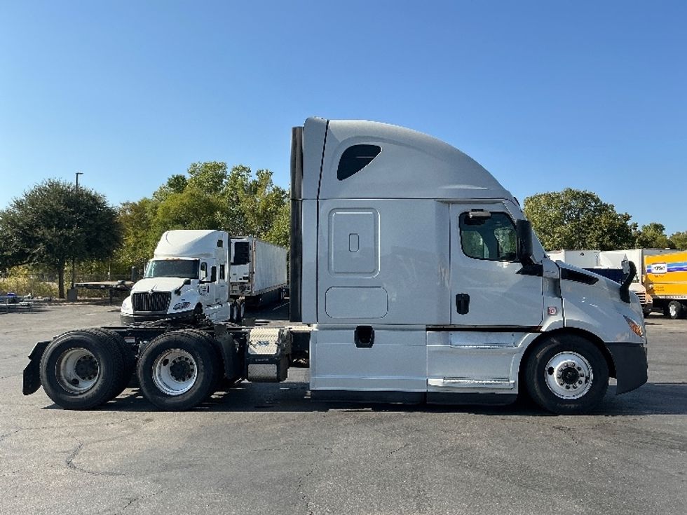 Sleeper Tractor-Heavy Duty Tractors-Freightliner-2021-T11664ST-San Antonio-TX-312,999\n\t\tmiles-$ 79,750 - Image 8