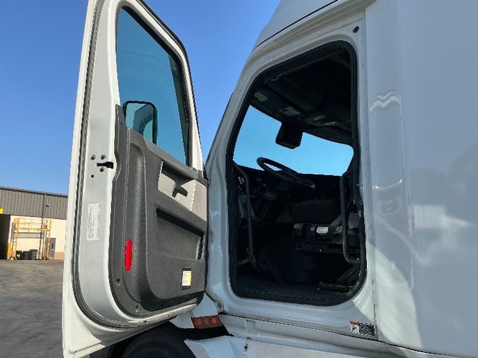 Sleeper Tractor-Heavy Duty Tractors-Freightliner-2021-T11664ST-San Antonio-TX-312,999\n\t\tmiles-$ 79,750 - Image 9