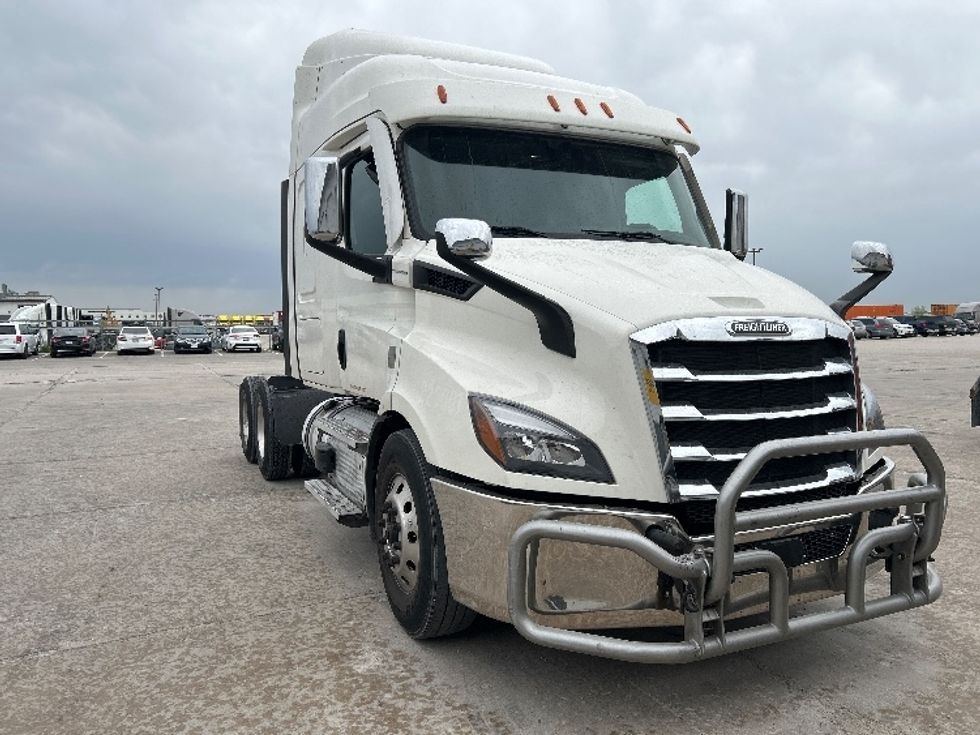 Sleeper Tractor-Heavy Duty Tractors-Freightliner-2021-T11664ST-Sturtevant-WI-516,589\n\t\tmiles-$ 56,500 - Image 1