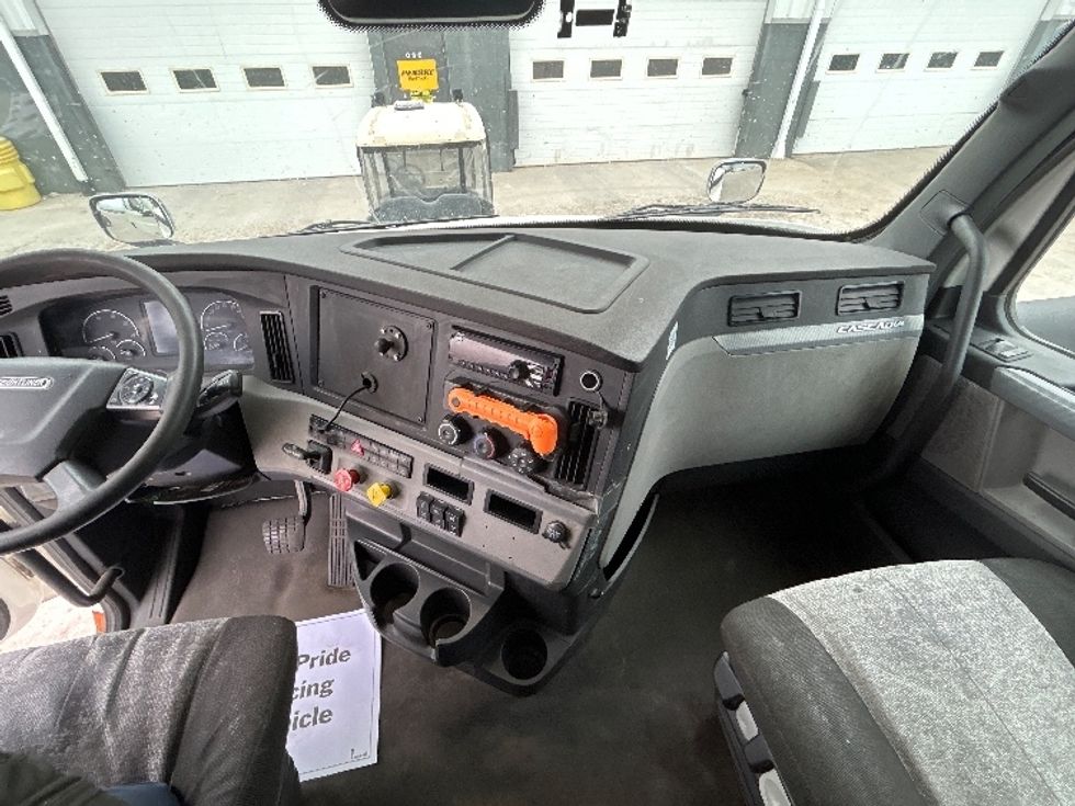 Sleeper Tractor-Heavy Duty Tractors-Freightliner-2021-T11664ST-Sturtevant-WI-516,589\n\t\tmiles-$ 56,500 - Image 12