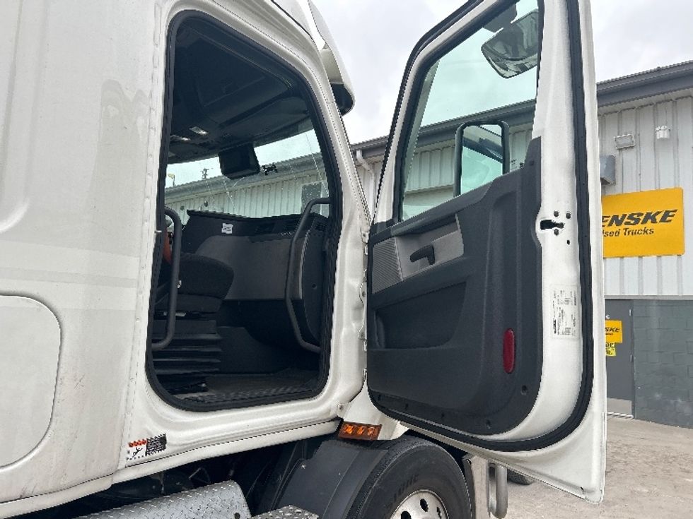 Sleeper Tractor-Heavy Duty Tractors-Freightliner-2021-T11664ST-Sturtevant-WI-516,589\n\t\tmiles-$ 56,500 - Image 13