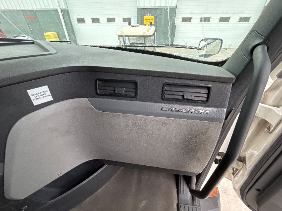 Sleeper Tractor-Heavy Duty Tractors-Freightliner-2021-T11664ST-Sturtevant-WI-516,589\n\t\tmiles-$ 56,500 - Image 14
