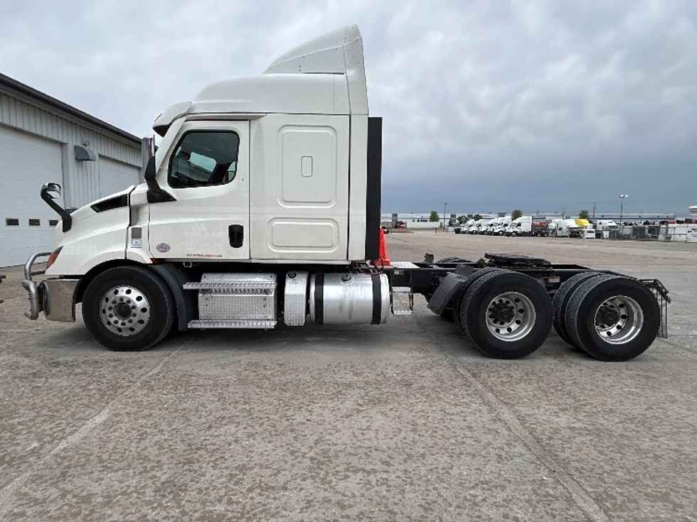 Sleeper Tractor-Heavy Duty Tractors-Freightliner-2021-T11664ST-Sturtevant-WI-516,589\n\t\tmiles-$ 56,500 - Image 4