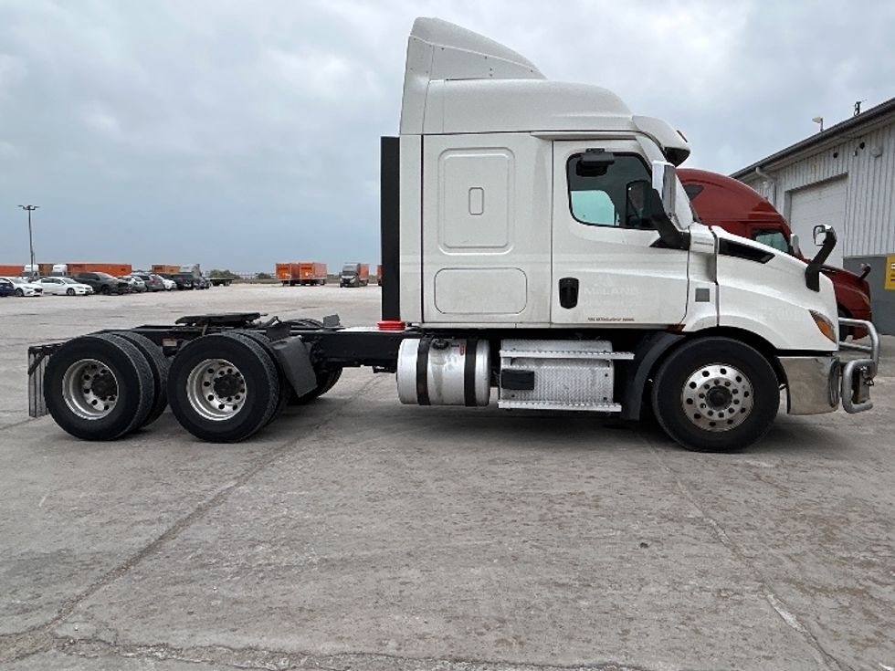 Sleeper Tractor-Heavy Duty Tractors-Freightliner-2021-T11664ST-Sturtevant-WI-516,589\n\t\tmiles-$ 56,500 - Image 8