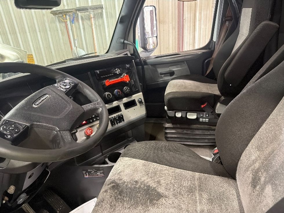 Sleeper Tractor-Heavy Duty Tractors-Freightliner-2021-T11664ST-Sturtevant-WI-659,427\n\t\tmiles-$ 47,750 - Image 10
