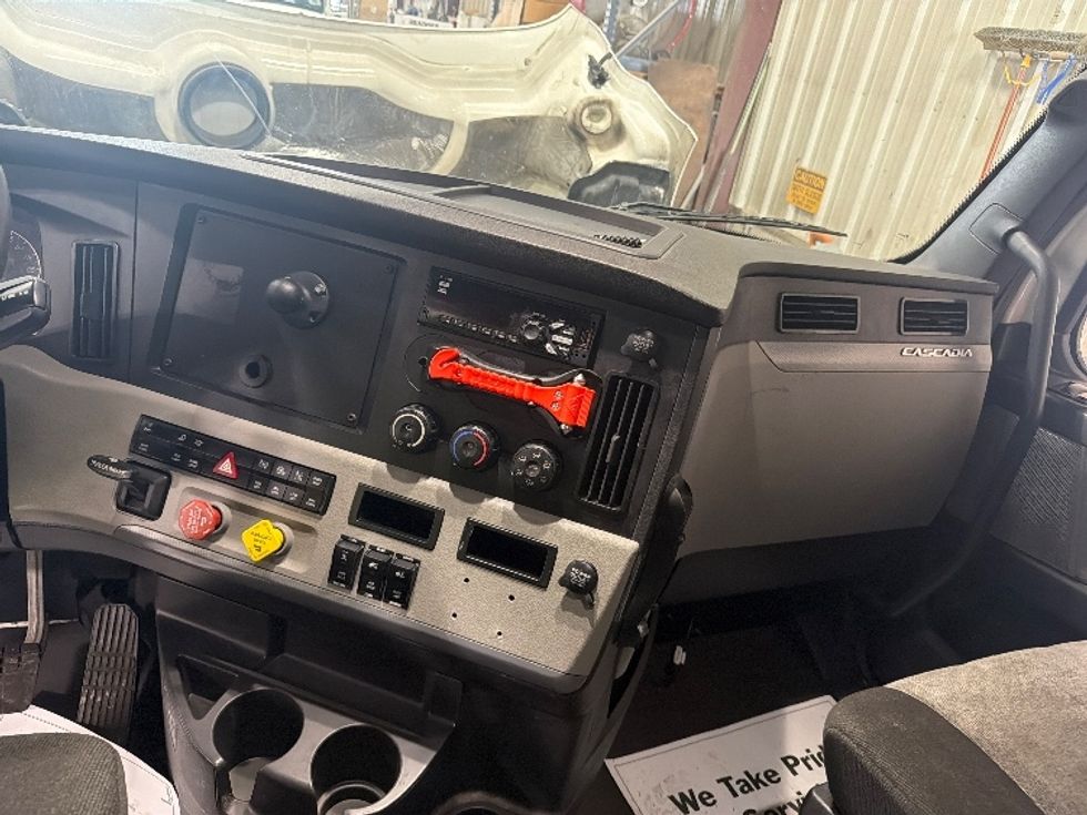 Sleeper Tractor-Heavy Duty Tractors-Freightliner-2021-T11664ST-Sturtevant-WI-659,427\n\t\tmiles-$ 47,750 - Image 12