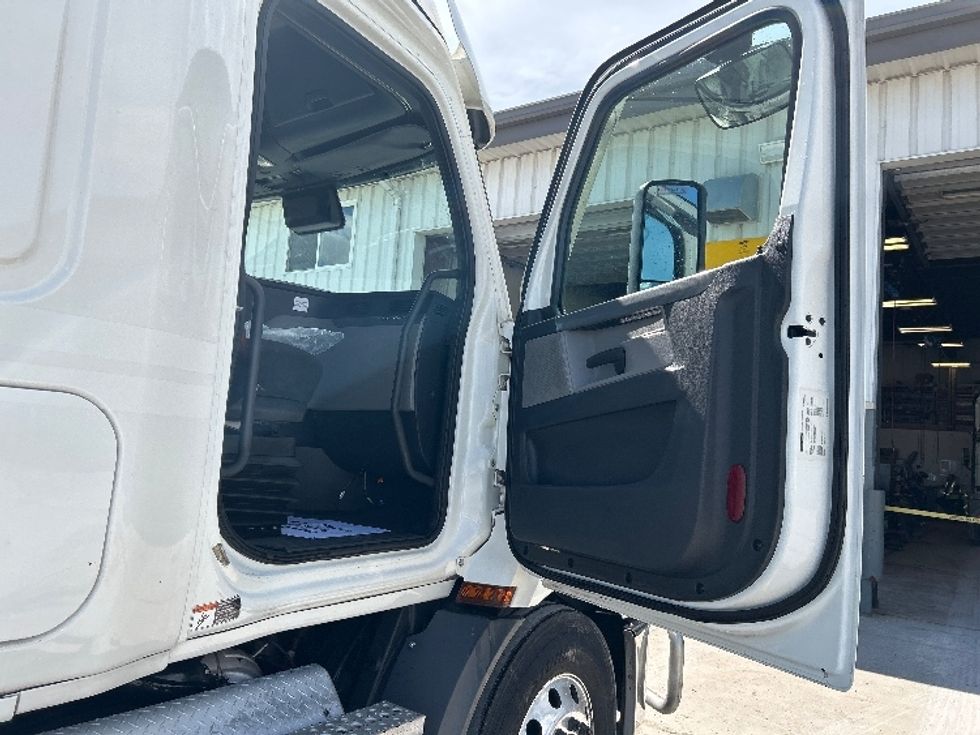 Sleeper Tractor-Heavy Duty Tractors-Freightliner-2021-T11664ST-Sturtevant-WI-659,427\n\t\tmiles-$ 47,750 - Image 13