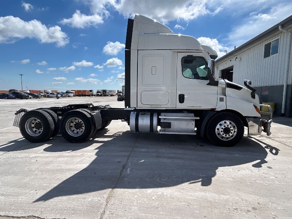 Sleeper Tractor-Heavy Duty Tractors-Freightliner-2021-T11664ST-Sturtevant-WI-659,427\n\t\tmiles-$ 47,750 - Image 8