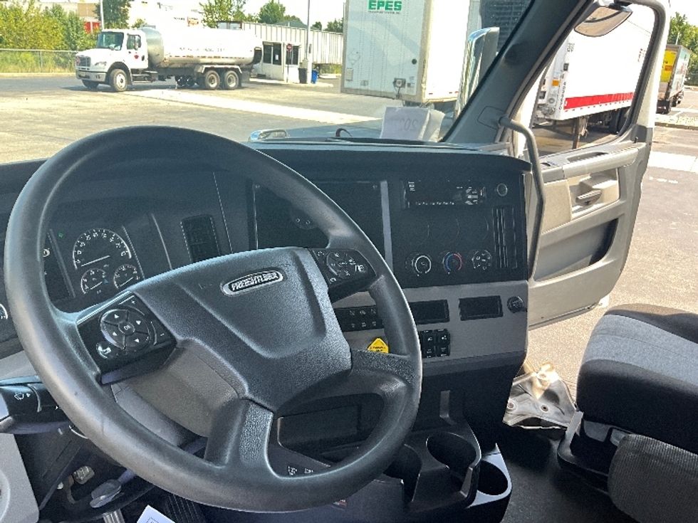 Sleeper Tractor-Heavy Duty Tractors-Freightliner-2021-T11664ST-Swedesboro-NJ-481,962\n\t\tmiles-$ 64,500 - Image 10