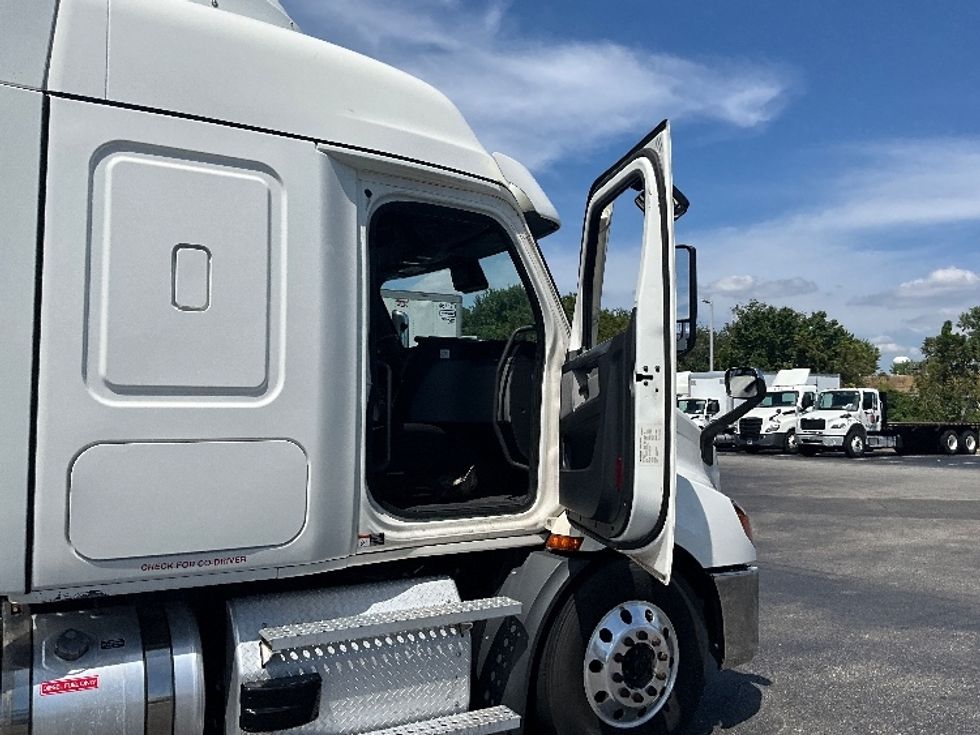 Sleeper Tractor-Heavy Duty Tractors-Freightliner-2021-T11664ST-Swedesboro-NJ-481,962\n\t\tmiles-$ 64,500 - Image 13