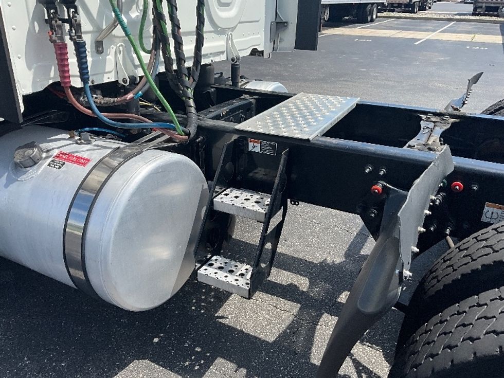 Sleeper Tractor-Heavy Duty Tractors-Freightliner-2021-T11664ST-Swedesboro-NJ-481,962\n\t\tmiles-$ 64,500 - Image 23