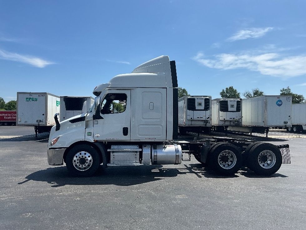 Sleeper Tractor-Heavy Duty Tractors-Freightliner-2021-T11664ST-Swedesboro-NJ-481,962\n\t\tmiles-$ 64,500 - Image 4