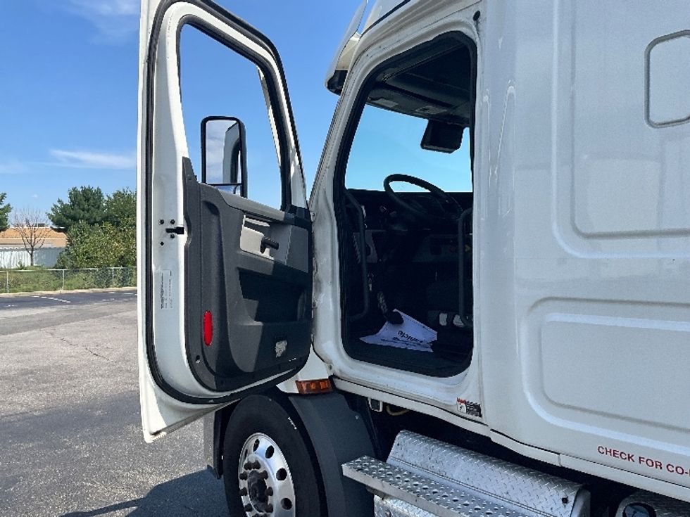 Sleeper Tractor-Heavy Duty Tractors-Freightliner-2021-T11664ST-Swedesboro-NJ-481,962\n\t\tmiles-$ 64,500 - Image 9