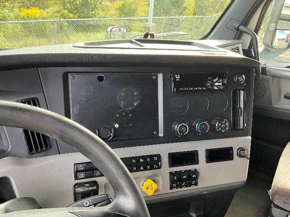 Sleeper Tractor-Heavy Duty Tractors-Freightliner-2021-T11664ST-Swedesboro-NJ-538,125\n\t\tmiles-$ 63,000 - Image 12