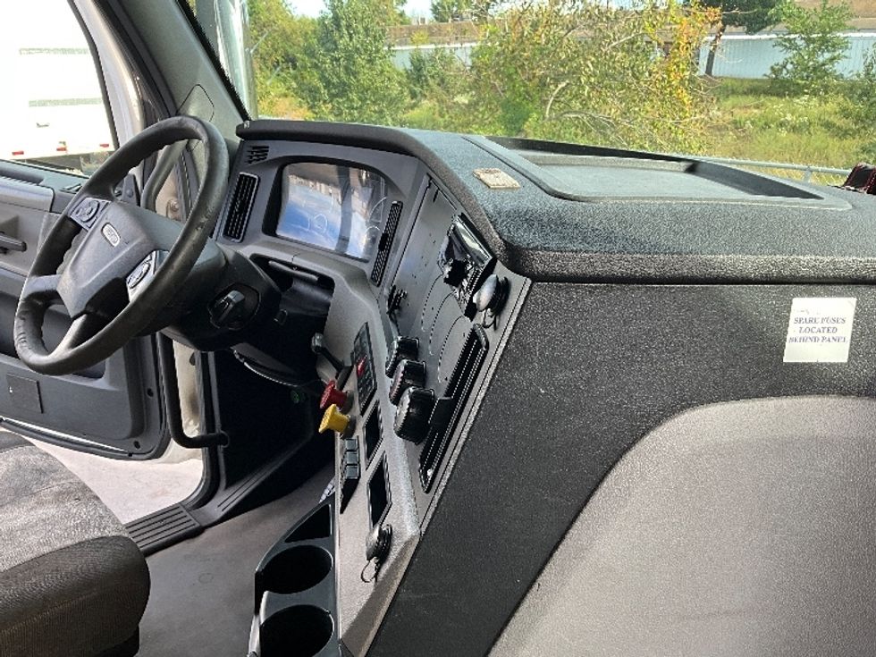 Sleeper Tractor-Heavy Duty Tractors-Freightliner-2021-T11664ST-Swedesboro-NJ-538,125\n\t\tmiles-$ 63,000 - Image 15