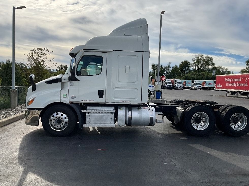 Sleeper Tractor-Heavy Duty Tractors-Freightliner-2021-T11664ST-Swedesboro-NJ-538,125\n\t\tmiles-$ 63,000 - Image 4