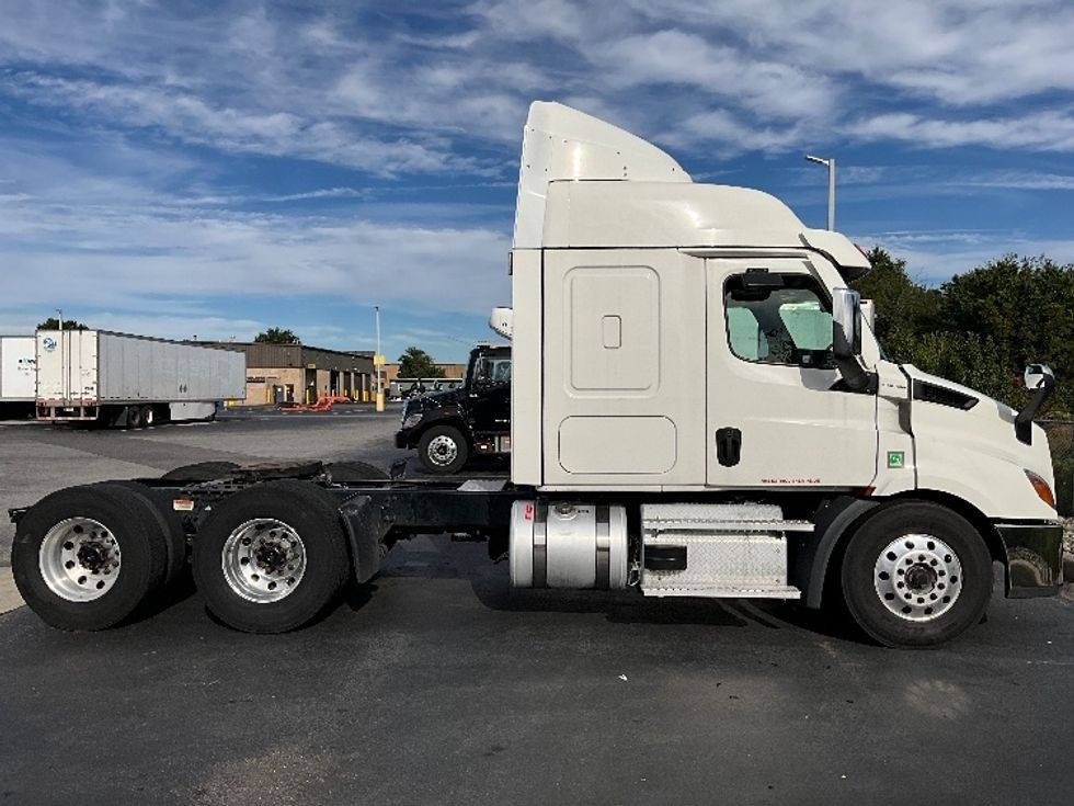 Sleeper Tractor-Heavy Duty Tractors-Freightliner-2021-T11664ST-Swedesboro-NJ-538,125\n\t\tmiles-$ 63,000 - Image 8