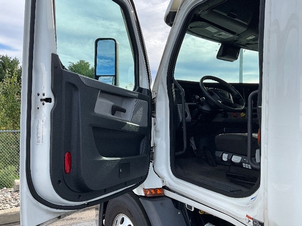Sleeper Tractor-Heavy Duty Tractors-Freightliner-2021-T11664ST-Swedesboro-NJ-538,125\n\t\tmiles-$ 63,000 - Image 9