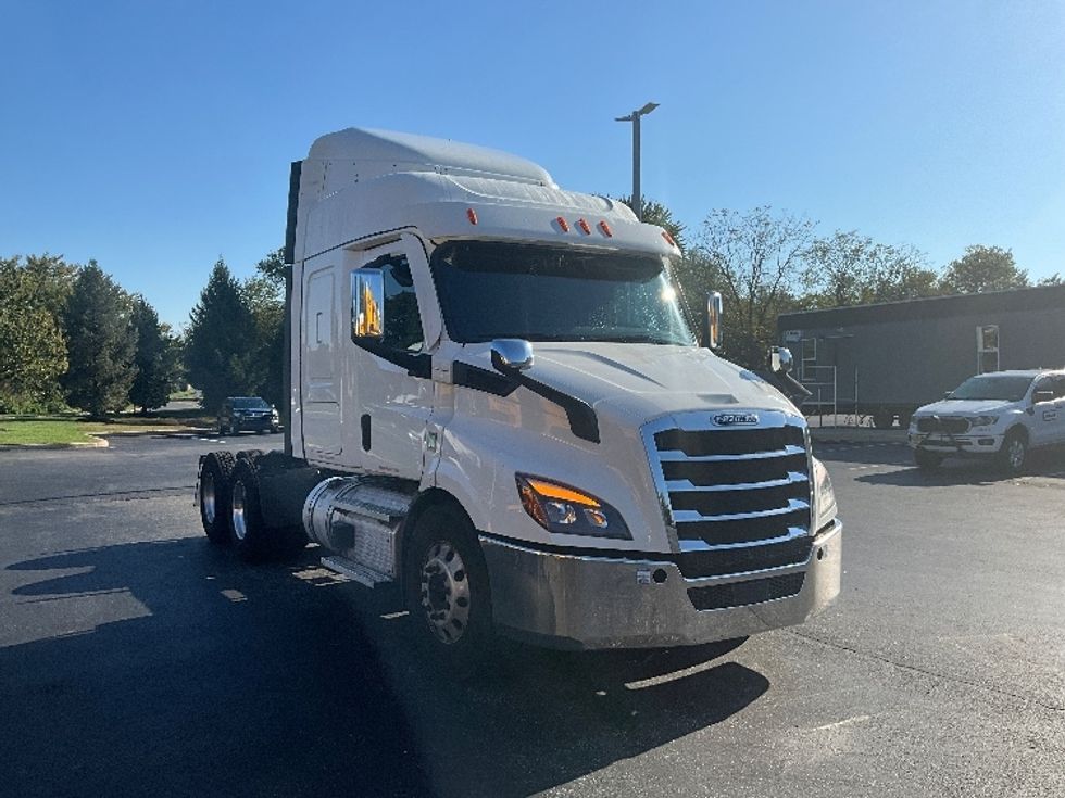 Sleeper Tractor-Heavy Duty Tractors-Freightliner-2021-T11664ST-Swedesboro-NJ-574,151\n\t\tmiles-$ 58,750 - Image 1