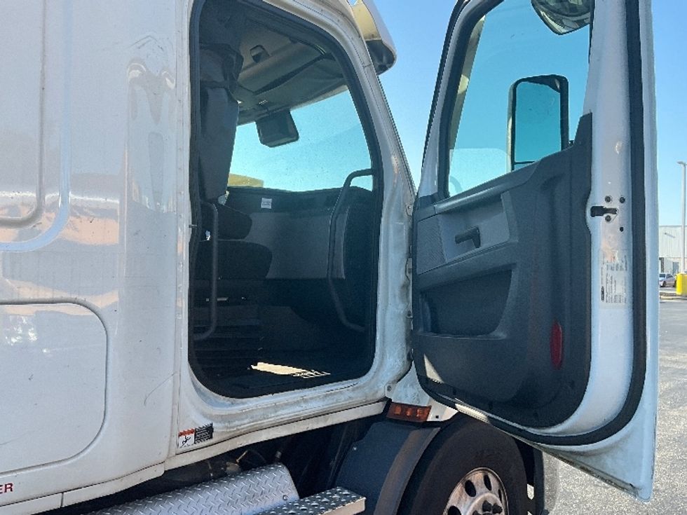 Sleeper Tractor-Heavy Duty Tractors-Freightliner-2021-T11664ST-Swedesboro-NJ-574,151\n\t\tmiles-$ 58,750 - Image 13