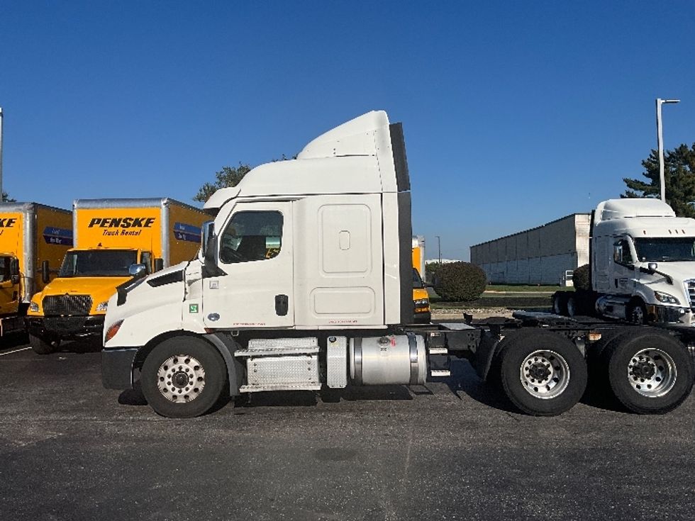 Sleeper Tractor-Heavy Duty Tractors-Freightliner-2021-T11664ST-Swedesboro-NJ-574,151\n\t\tmiles-$ 58,750 - Image 4