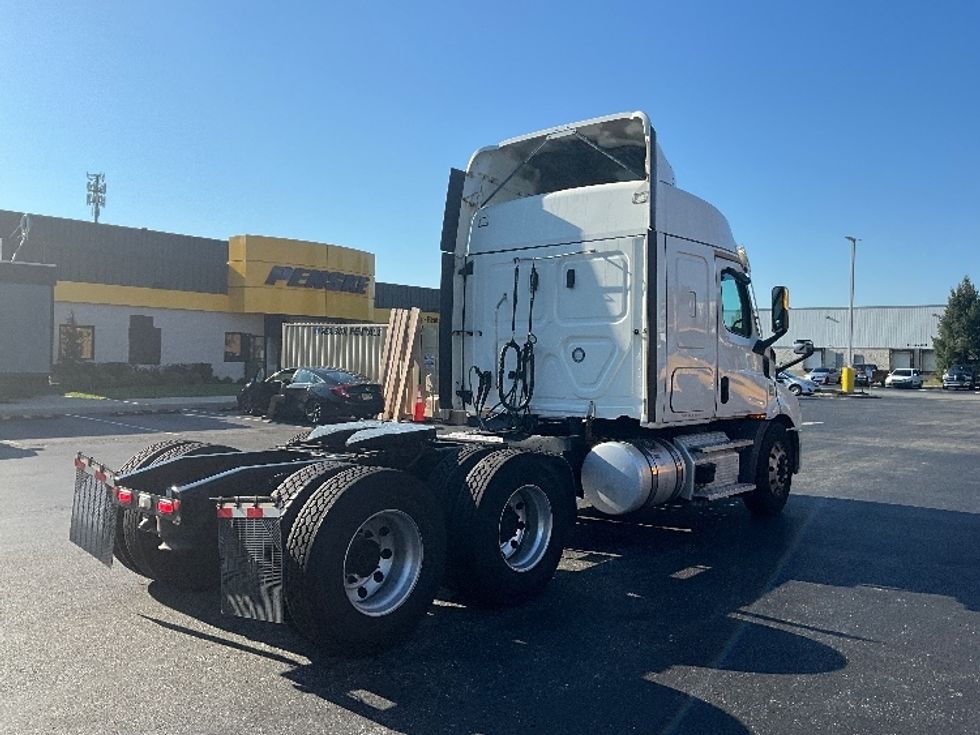 Sleeper Tractor-Heavy Duty Tractors-Freightliner-2021-T11664ST-Swedesboro-NJ-574,151\n\t\tmiles-$ 58,750 - Image 7