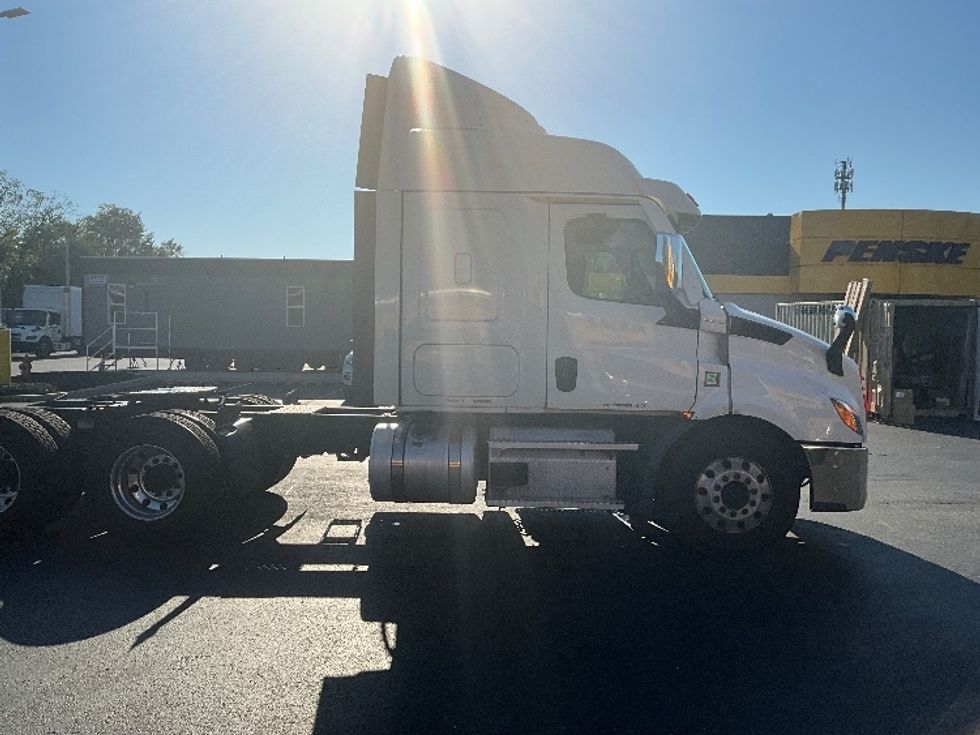 Sleeper Tractor-Heavy Duty Tractors-Freightliner-2021-T11664ST-Swedesboro-NJ-574,151\n\t\tmiles-$ 58,750 - Image 8